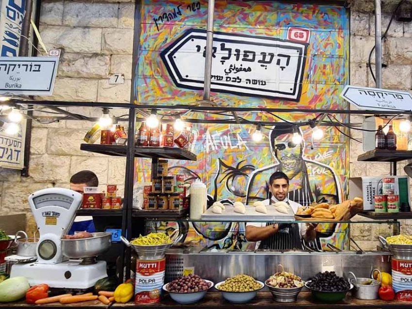 תכירו: העפולאי שהגיע להאכיל את באי השוק ב"מחניודה" תכירו: העפולאי שהגיע להאכיל את באי השוק ב"מחניודה"
