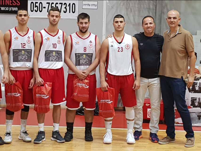 לוטאטי מימין יחד עם יוסי מלכה וחבריו לקבוצת הנוער חוגגים אליפות בקבוצת הנוער. צילום: באדיבות המועדון