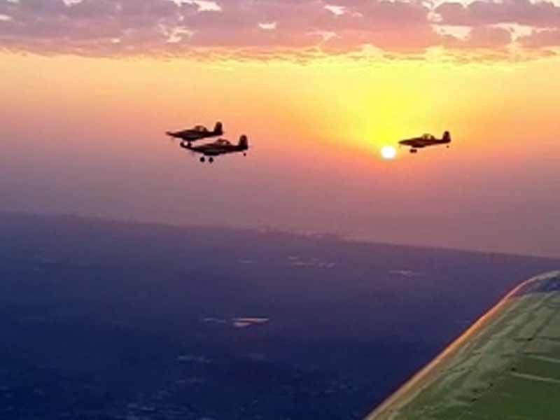 מטוסי הטייסת האווירית בדרכם להטיל חומר כיבוי על מקדי השריפות. צילום: תיעוד מבצעי כיבוי והצלה