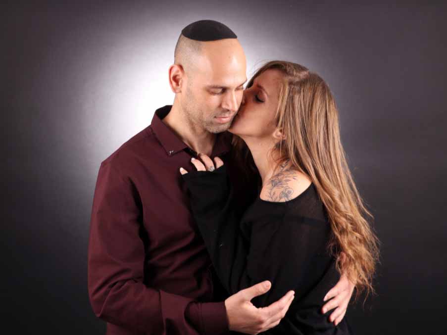 שירה יחד עם בעלה דניאל