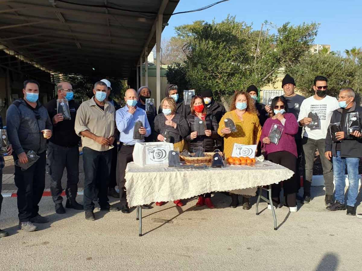ראש העירייה אלקבץ עם עובדי עיריית עפולה ומשלוחי המנות