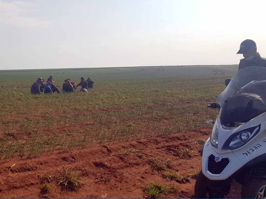 שוהים בלתי חוקיים שנתפסו חוצים את הגדר הפרוצה