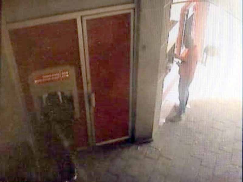 משיכת כסף תחת איומי אקדח. צילום: דוברות המשטרה