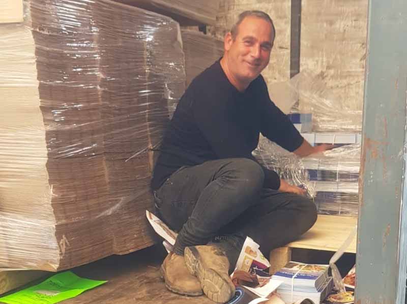 אבי בוכריס היקר נצפה על ידינו ברגע של עבודה והכנות אחרונות לקראת ערב ה'זוטא' שמתקרב ובא.