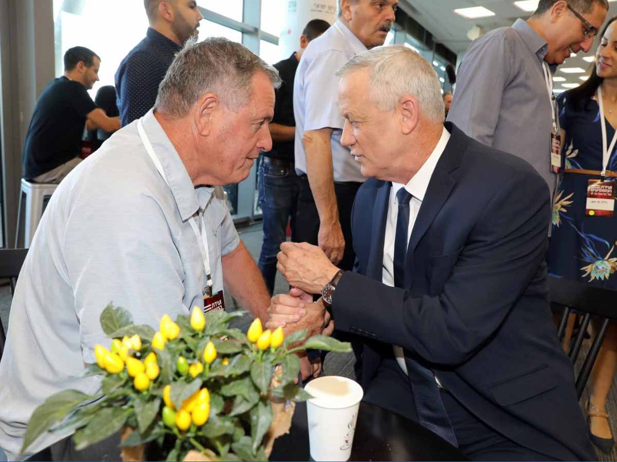 בסוף השבוע החולף, שוחח שר הביטחון בני גנץ, עם ראש המועצה האזורית עמק יזרעאל אייל בצר. בשיחתם, השר אישר שוב את עמדתו הברורה נגד הקמת שדה תעופה בינלאומי בעמק. שר החקלאות אלון שוסטר שהשתתף בשיחה הוסיף: "אנחנו בעד שימור הקרקע החקלאית לייצור מזון, ושמירת אופיו החקלאי של העמק". צילום: ענת חרמוני