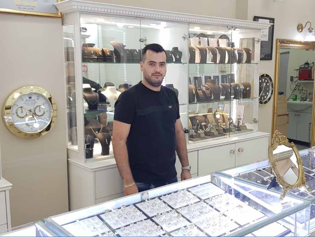 דניאל בר אילן עם הקולקצייה הנוצצת בתכשיטי דניאל דניאל איך יודעים שבא אביב? מתחדשים אצל דניאל בר אילן בתכשיטי דניאל בבירת העמק. בחנות תמתין לכן קולקציה יפהפייה ונוצצת.