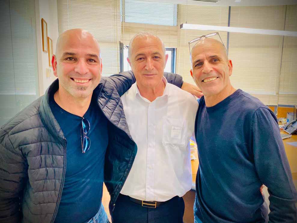 לירון אעידן נעזר בשירותיו מקצועיים האיכותיים והמוערכים של עו"ד אלי מלול. בתמונה: האחים לירון ודודי אעידן יחד עם עו"ד מלול.