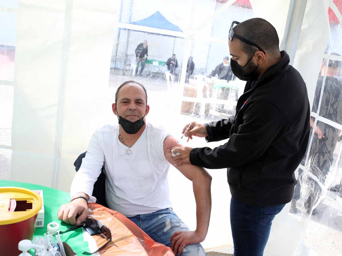 משה סוויסה, יו"ר ועד עובדי עוף טוב התחסן במבצע החיסונים נגד הקורונה שנערך לאחרונה במפעל. (צילום דודו כהן)