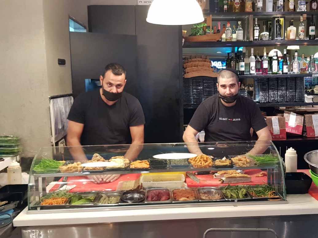 עדי כהן, הבעלים של אצה סושי בר יחד עם מאור לוי דואגים להכנת סושי טעים ואותנטי. ביג לייק.