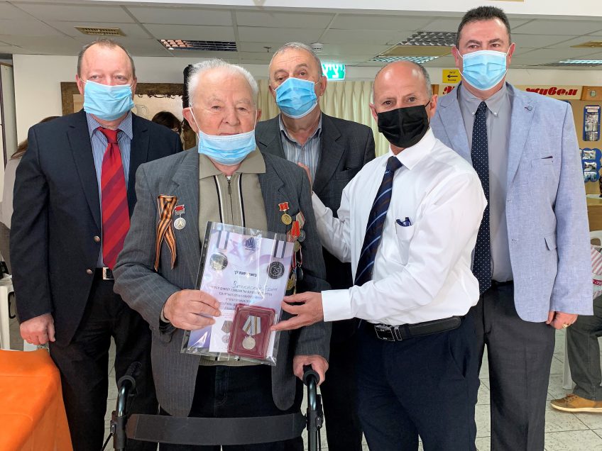 עפולה: קונסול רוסיה השתתף בטקס חלוקת מדליות לווטרנים בעיר