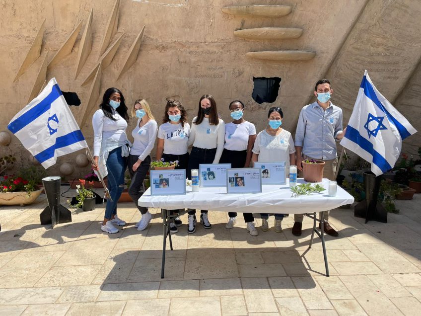 מגדל העמק: תלמידי י"ב ומתנדבים הגיעו לבתי המשפחות השכולות