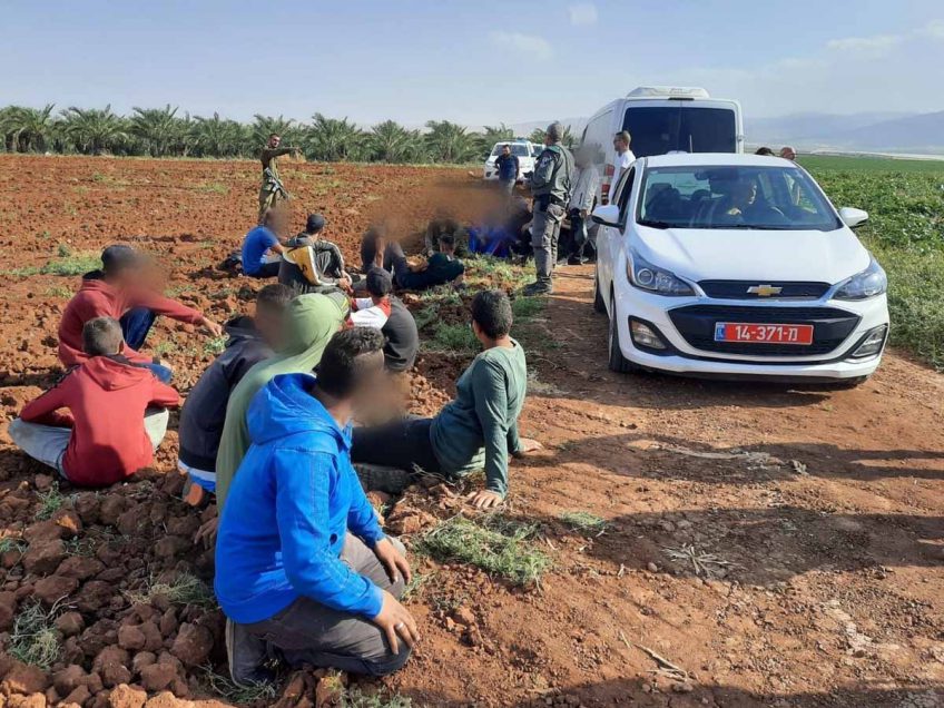 עמק המעיינות: אבנים יודו לעבר אוטובוס עמק המעיינות: אבנים יודו לעבר אוטובוס