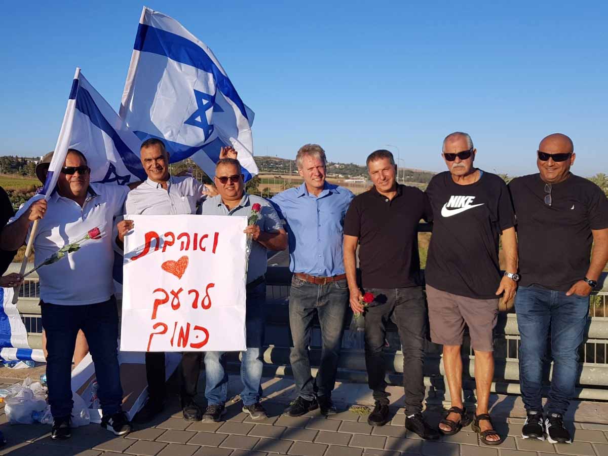 ראש המוא"ז נור עם סגנו תייסיר קאסם וותושבי הגלבוע.צילום: מוא"ז הגלבוע
