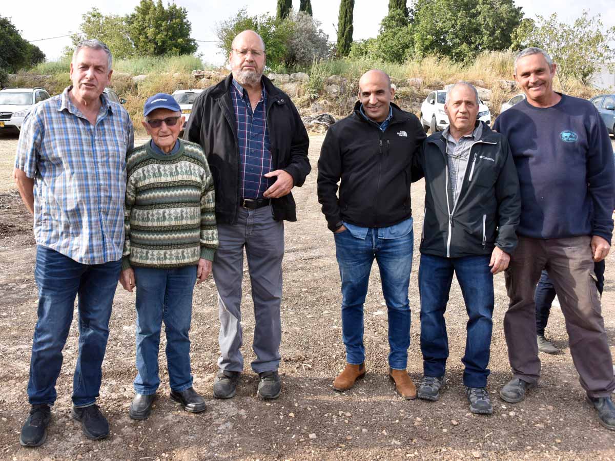 יו"ר בית לחם הגלילית והאגודה החקלאית, מזכל תנועת המושבים, ראש המועצה האזורית בטקס הנחת אבן הפינה. צילום: דוברות המועצה האזורית עמק יזרעאל