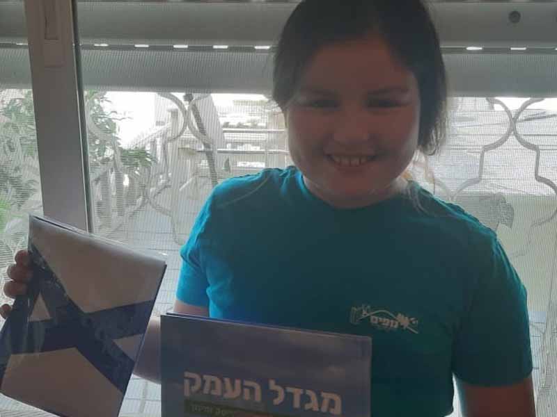 הספר של מגדל העמק חולק לכל בית אב בעיר הספר של מגדל העמק חולק לכל בית אב בעיר