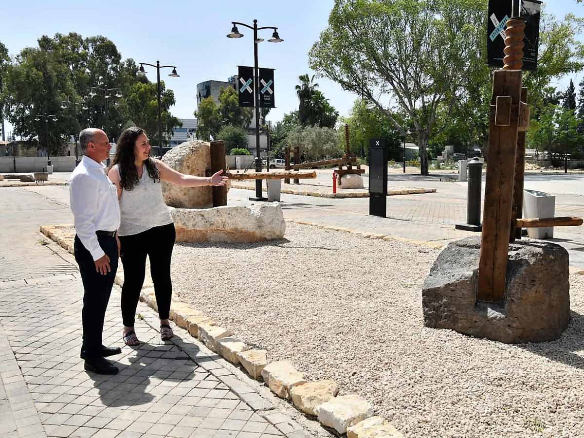 ראש העיר עם מנהלת אגף קהילה תמר דגמי (האמונה על נושא התיירות בעיר) בתערוכה הפתוחה. צילום: דוברות עיריית עפולה