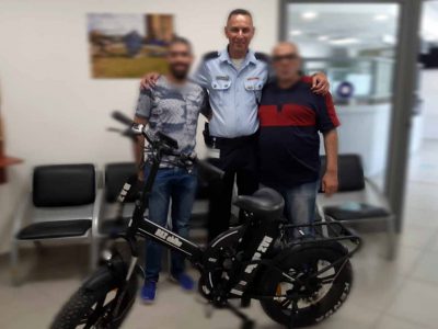 אופניים חשמליים הושבו לתושב האזור- לאחר שנגנבו בעת עבודתו במפעל בנוף הגליל