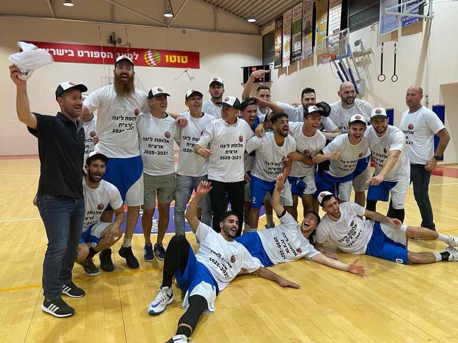 שחקני מגדל העמק חוגגים עלייה. צילום: מועדון מגדל העמק/יזרעאל