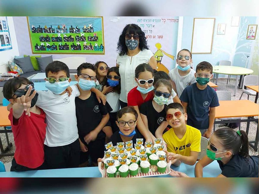 מגדל העמק: תלמיד החל להרכיב משקפיים, חבריו לכיתה הקדישו יום שלם ליצירה מגדל העמק: תלמיד החל להרכיב משקפיים, חבריו לכיתה הקדישו יום שלם ליצירה