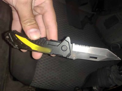 תושב האזור תקף שוטרים לאחר שברכב בו נסע התגלה סכין