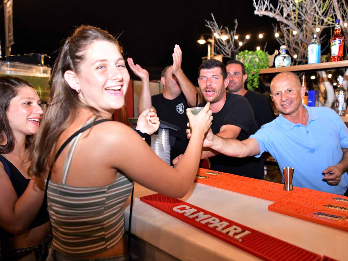 ראש העיר אלקבץ מתכבד בכוס בירה בפסטיבל