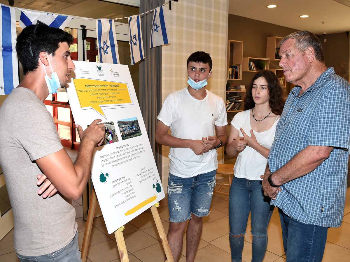 אייל בצר מתרשם מהפעילויות החינוכיות. צילום: שאול רחמים