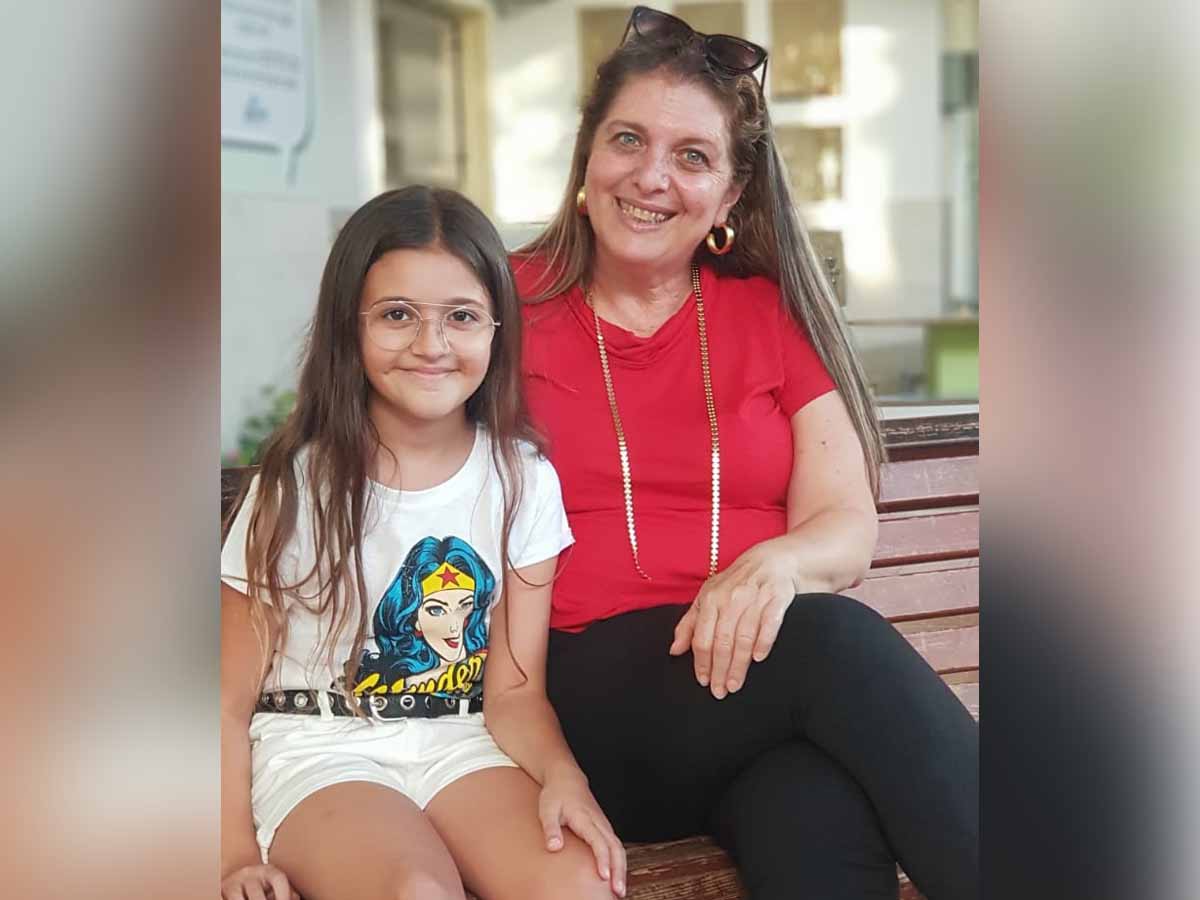 המנהלת ותלמידתה: טוהר והללי כהן יחד עם נירה לפס