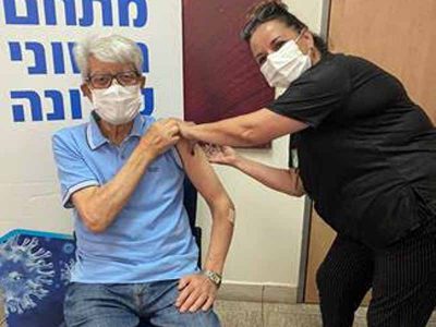 עפולה: דוד לוי הגיע לקבל את מנת החיסון השלישית
