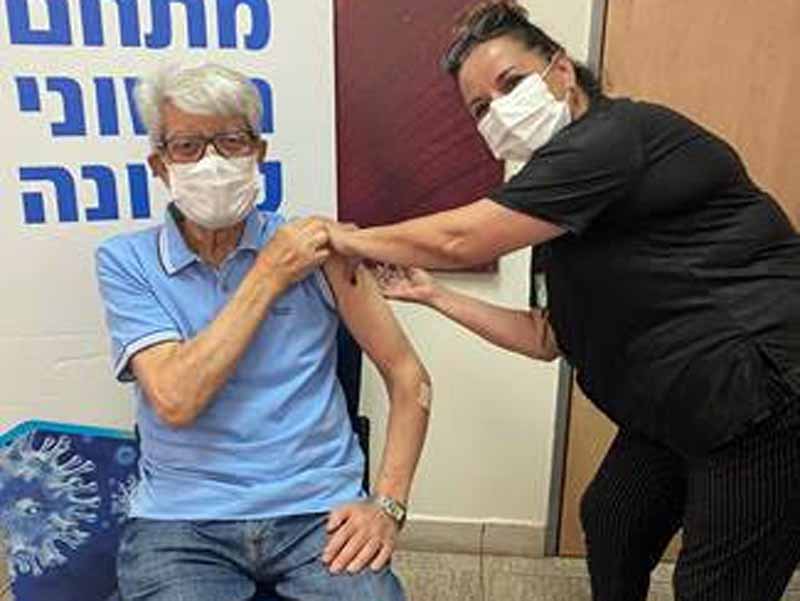 עפולה: דוד לוי הגיע לקבל את מנת החיסון השלישית עפולה: דוד לוי הגיע לקבל את מנת החיסון השלישית