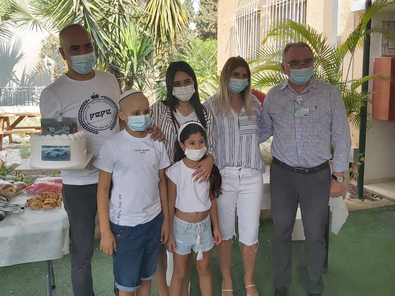 חתן הבר מצווה עם הוריו ואחותו