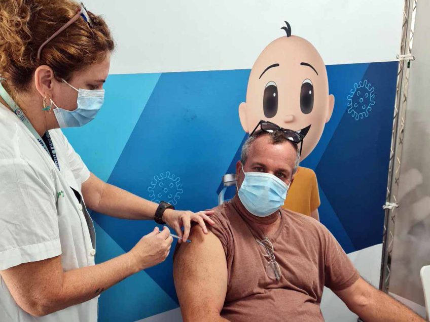 המאבק בקורונה: המבצע לחיסון מנה שלישית לבני חמישים פלוס יצא לדרך המאבק בקורונה: המבצע לחיסון מנה שלישית לבני חמישים פלוס יצא לדרך