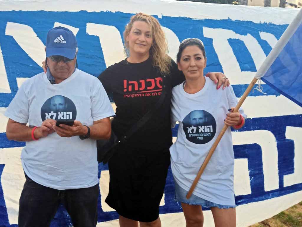 אוסנת לוי ואמנון מטמון מפגינים נוכחות בשטח