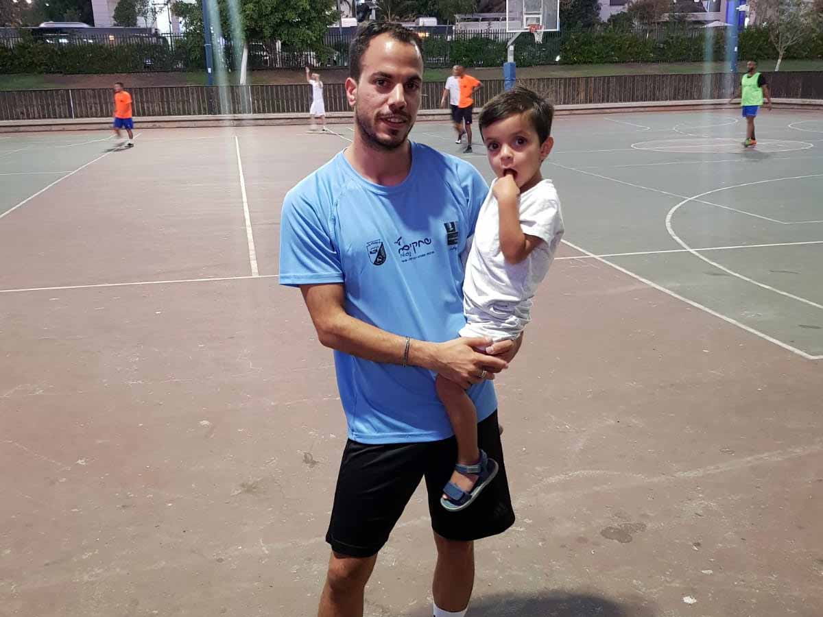 כוכב הפועל בעבר חיים קימה עם היורש שלו ליאו בזמן איכות