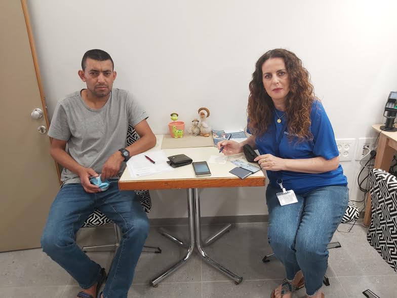 מרב הרוניאן ומוסא ראחל, הסטודנט החדש במכללה בקורס ניהול מלאי ורכש