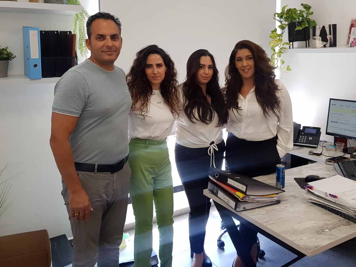 קריסטין, מוריה ורביד ממשרד עורכי הדין חון קהלני ושות' יחד עם עדיאל אילוז חבר מועצת עפולה