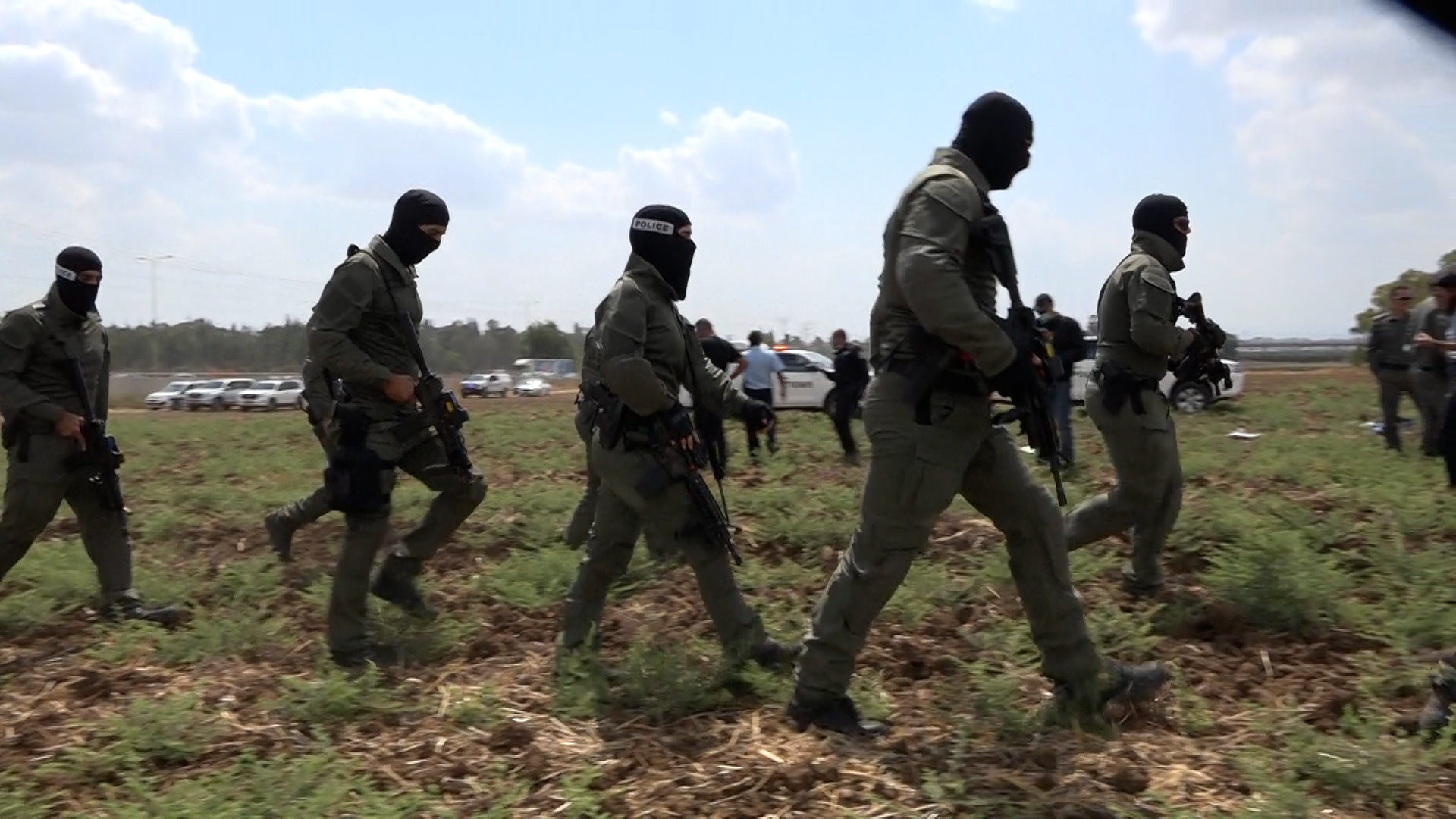 חיפושים נרחבים בהיקף כוחות גדול במהלך המצוד אחר המחבלים. צילום: דוברות המשטרה