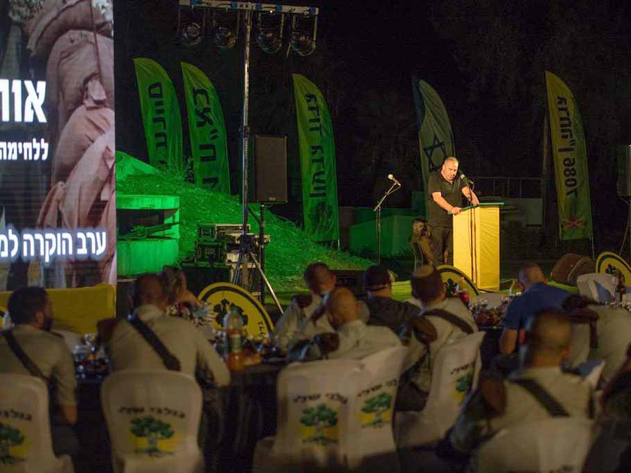 בוגר החטיבה, הרמטכ״ל לשעבר רא״ל (מיל׳) גדי איזנקוט נואם בפני המשתתפים בטקס