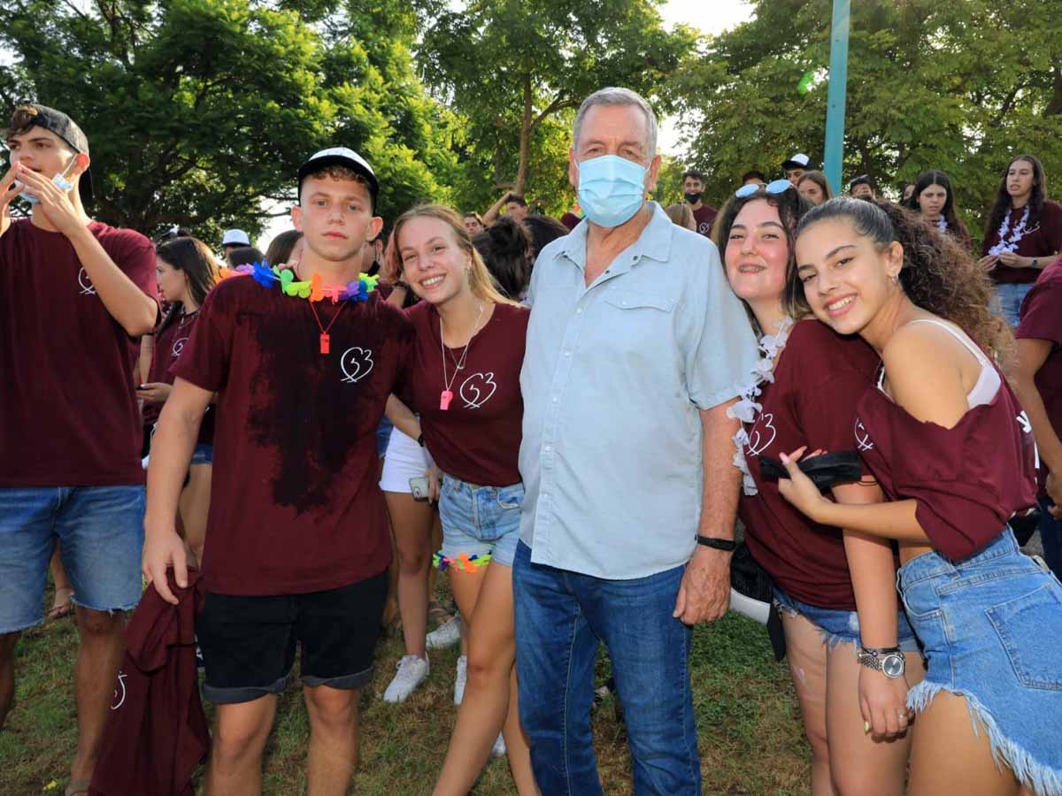 ראש המוא"ז בצר עם תלמידי בית ספר עמק יזרעאל גניגר