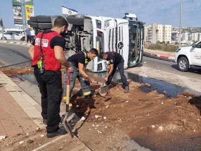 משאית סמיטריילר התהפכה בכניסה לעפולה