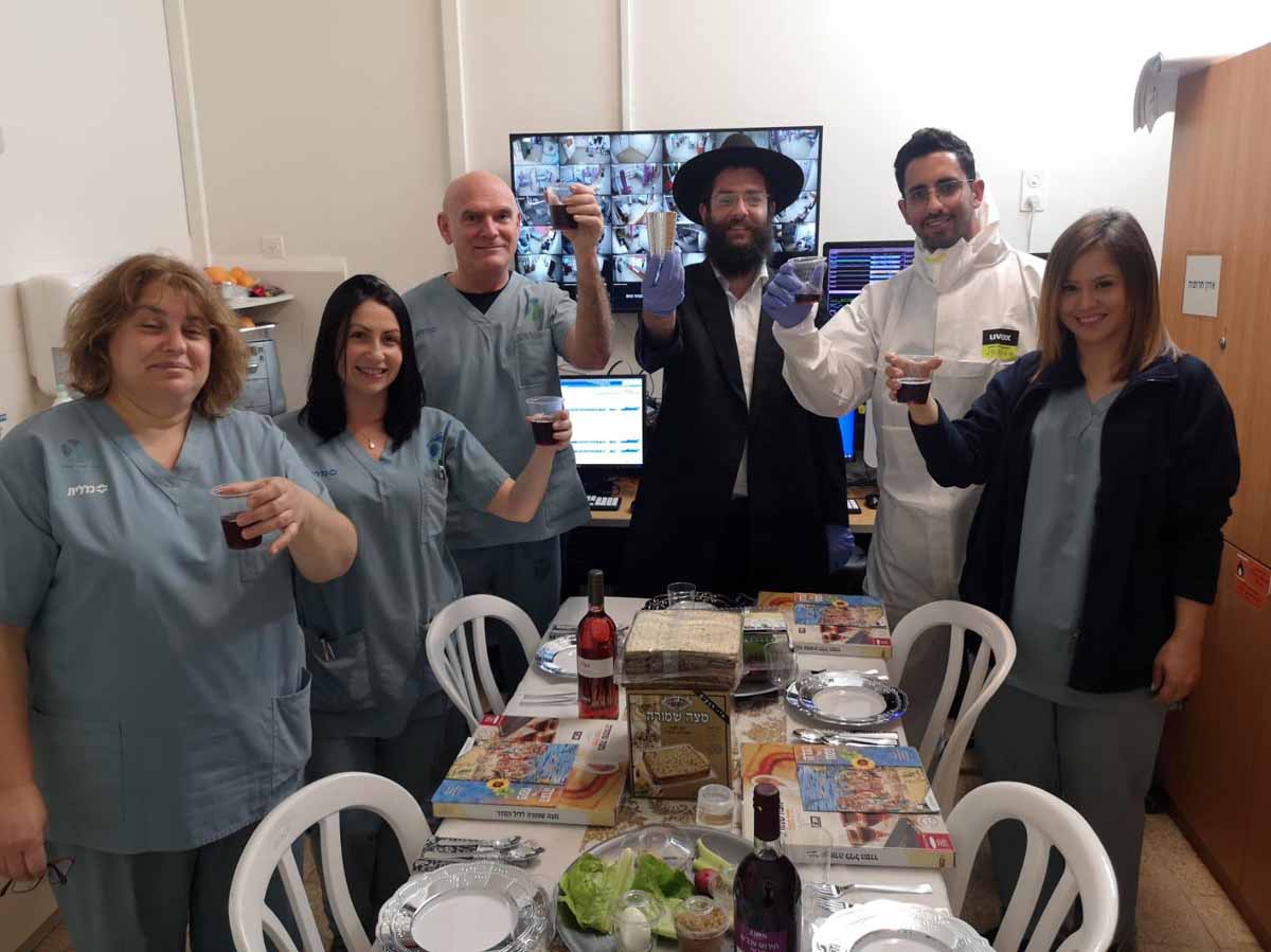 "הצוות המסור והמדהים במחלקת קורונה, נלחם על כל אחד מהמטופלים יומם וליל", הרב סגל עם צוות ביה"ח. צילום: העמק