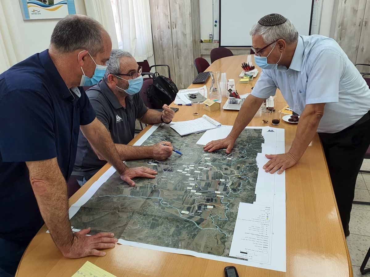 מנכ"ל רשות הניקוז, עובד יבין יחד עם יורם קרין, יו"ר מליאת הרשות וראש המועצה האזורית עמק המעיינות וז'קי לוי, ראש עיריית בית שאן צילומים: רשות ניקוז ונחלים ירדן דרומי