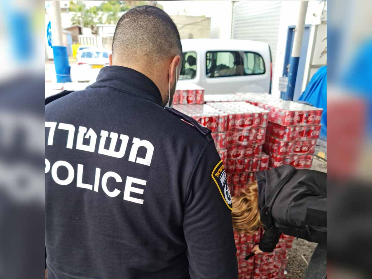 נתפסו עשרות משקאות פגי תוקף. צילום: דוברות המשטרה