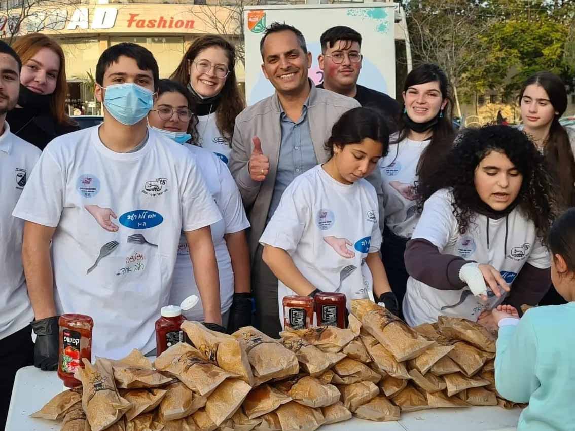 חבר מועצת העיר עדיאל אילוז האחראי על הנוער בעפולה השתתף ב"יום ללא רעב" להעלאת המודעות לילדים רעבים, מיזם מבורך שמובילים בכפר הנוער ויצו ניר העמק כבר בפעם השישית. במסגרת הפרוייקט נמכרו מנות מזון בשלל עסקים תמורת שנקל.