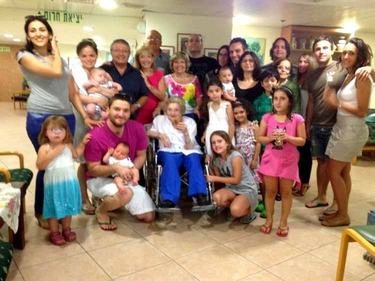 סבתא חנה בתמונה משפחתית