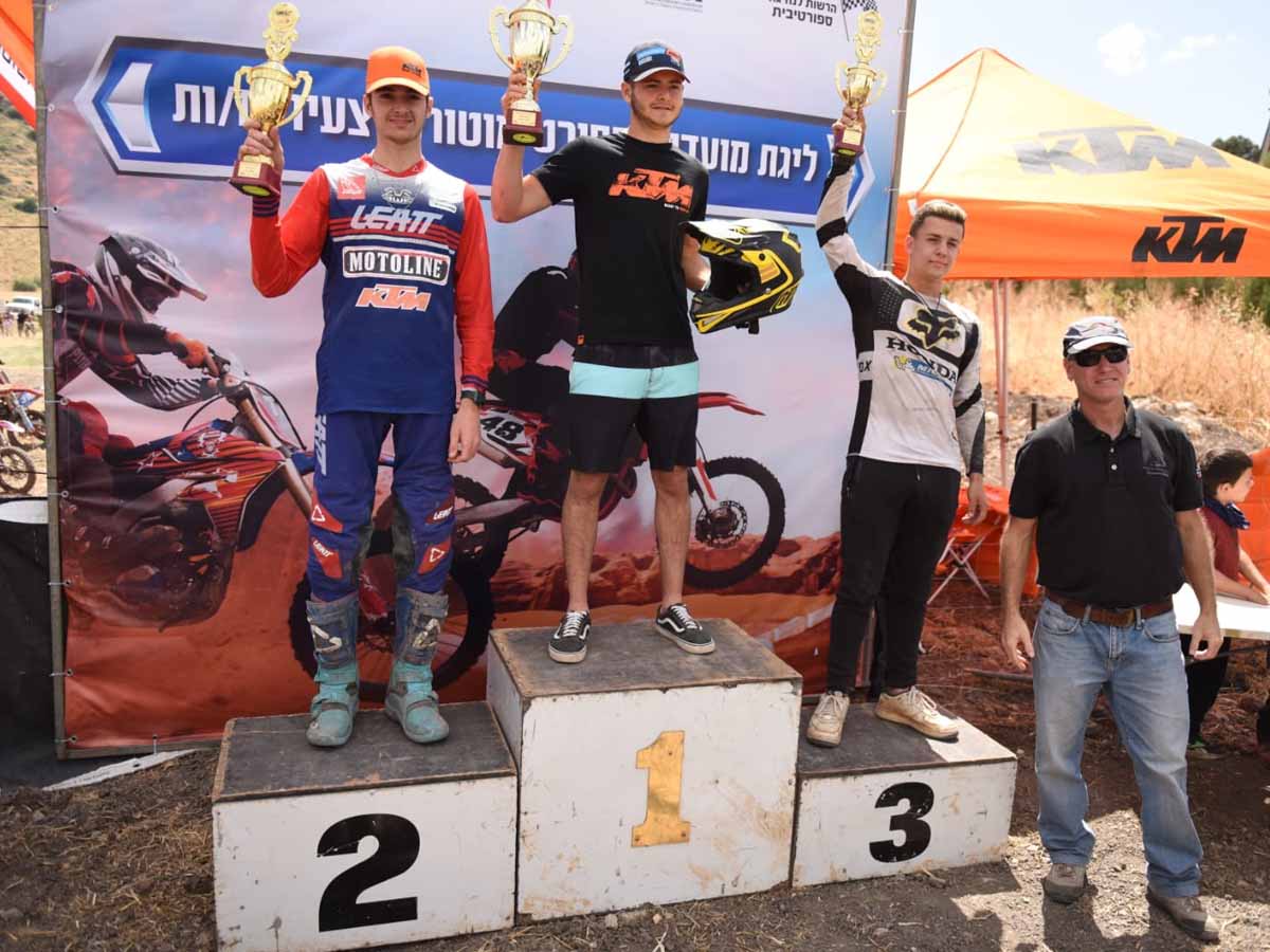 ראש המוא"ז נור מעניק גביעים למנצחים