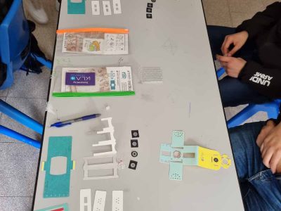 מהנדסי KLA  מלמדים ילדים מהחברה הערבית לבנות מיקרוסקופ אופטי