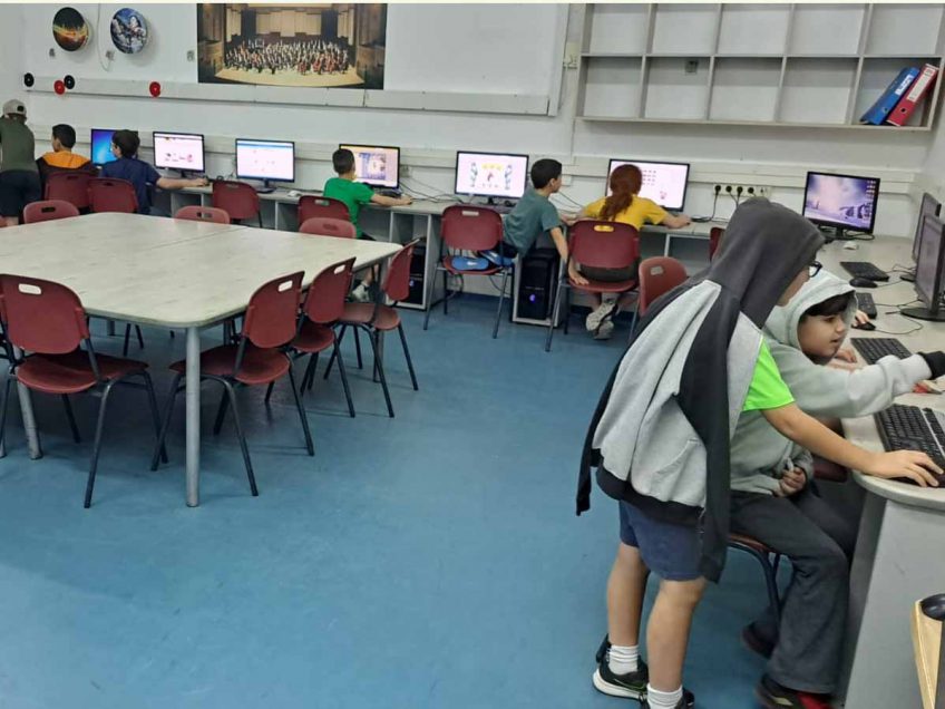 רובוט וירטואלי ובינה מלאכותית: שבוע סקראץ' צוין בביה"ס באזור