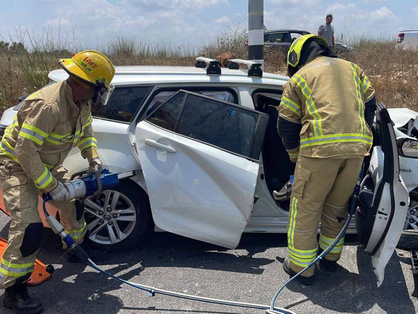 אליקים: ארבעה פצועים בתאונה חזיתית קשה בין שני רכבים אליקים: ארבעה פצועים בתאונה חזיתית קשה בין שני רכבים