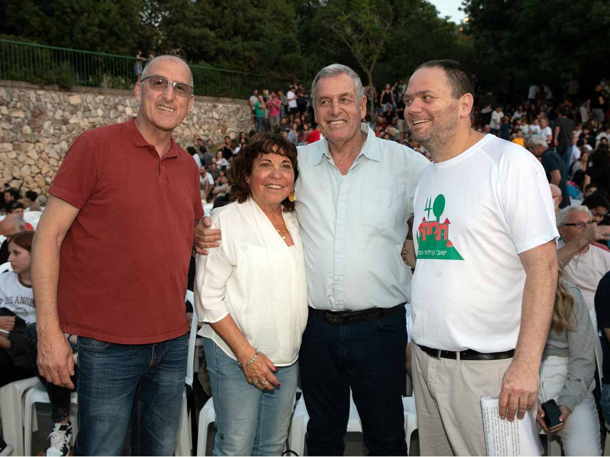 בבגט ניר בן ועומר יפנקו אתכם עם מבחר בשרים וחיוך מהלב תמרת חוגגת 40: הרן רייכמן- יו"ר ההנהלה, אייל בצר- ראש המוא"זרוחל'ה שטוקלמן- המורה המיתולוגית למוסיקה וירון גולני- מנהל היישוב
